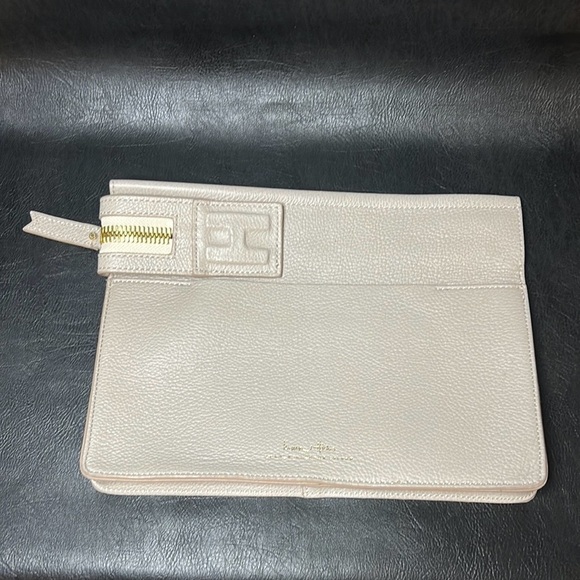 👜 India Hicks Big Zipper Leather Clutch – Taupe Pebbled Leather - Picture 2 of 9